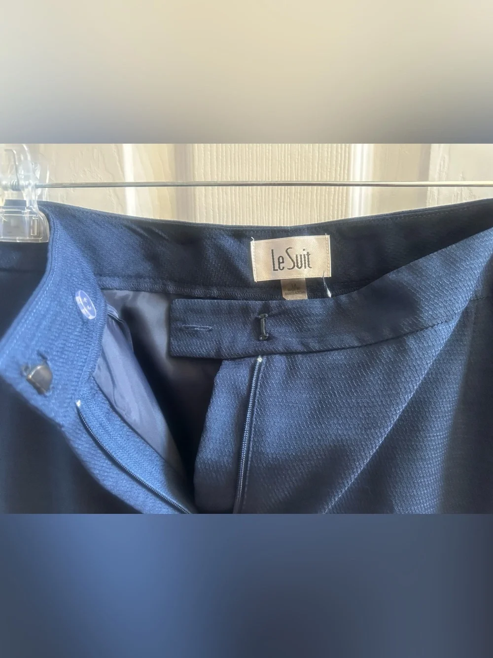 Gently Worn Navy Women's Le Suit Two-Piece Long Sleeve Pant Suit